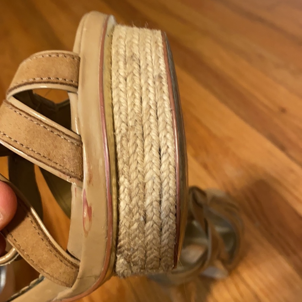 Be e platform sandals. - Picture 5 of 6